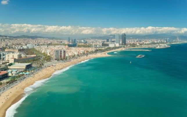 Playas de Barcelona y Alrededores: Guía Completa de la Costa Catalana playa y aire libre