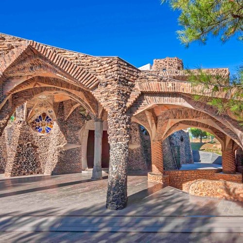 Cripta de Gaudí y Colonia Güell desde Barcelona + Audioguía