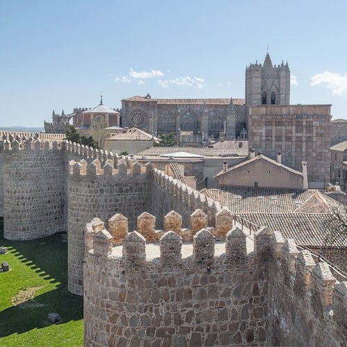 Ávila y Segovia: Excursión de un día desde Madrid + Entrada al Alcázar de Segovia (Opcional)
