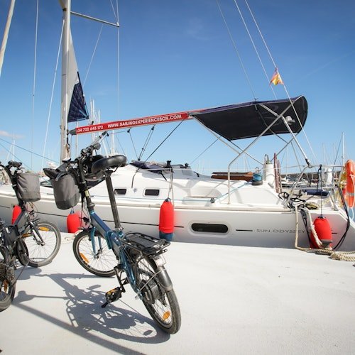 Excursión de Medio Día por Barcelona: E-Bike, Visita a Viñedos, Cata de Vinos y Vela