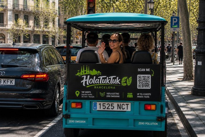 Tour Privado en Tuk Tuk Eléctrico Barcelona con Vistas