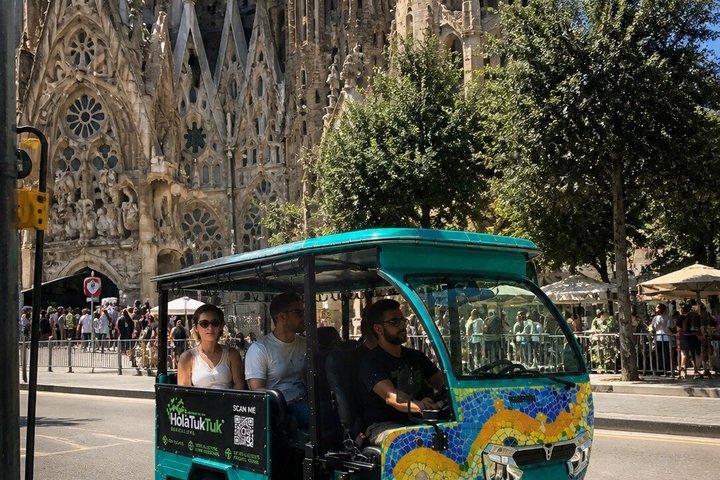 Tour Privado en Tuk Tuk Eléctrico Barcelona con Vistas