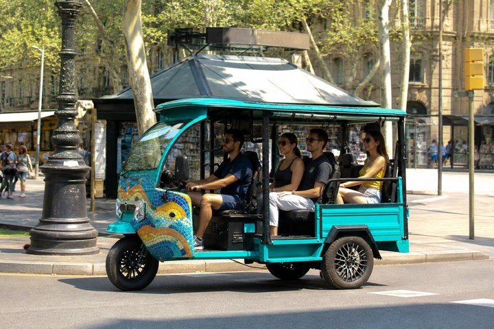 Tour Privado en Tuk Tuk Eléctrico Barcelona con Vistas