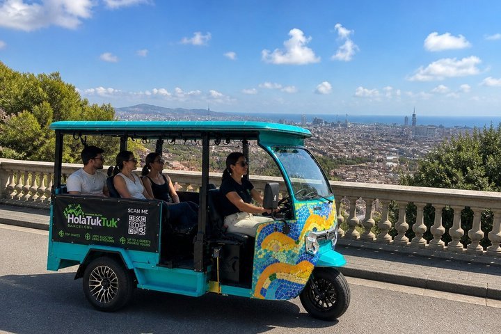 Tour Privado en Tuk Tuk Eléctrico Barcelona con Vistas