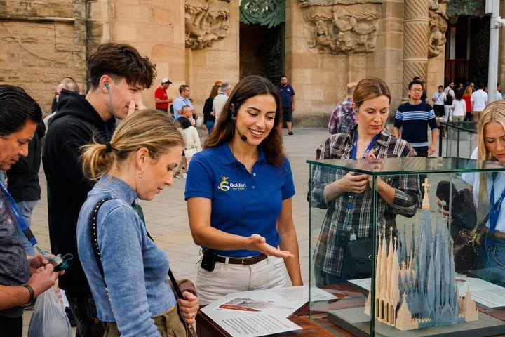 Barcelona : Visita guiada sin colas y entradas de la Sagrada Familia
