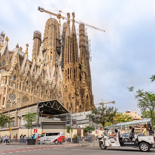 Barcelona: 1-hour tour in a private electric tuk-tuk