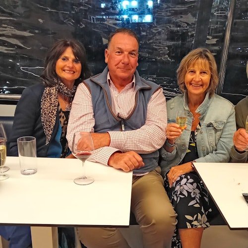 Sevilla: Paseo en barco + Comida o Cena de 5 platos + Bebidas ilimitadas