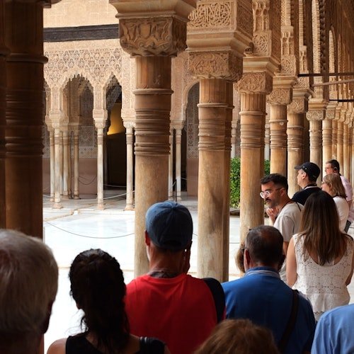 Alhambra y Palacios nazaríes: Tour guiado + Pase de ciudad