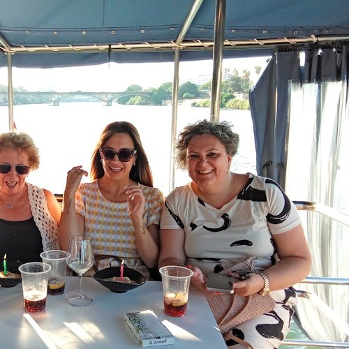 Sevilla: Paseo en barco + Comida o Cena de 5 platos + Bebidas ilimitadas