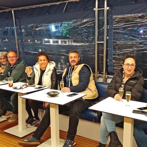 Sevilla: Paseo en barco + Comida o Cena de 5 platos + Bebidas ilimitadas