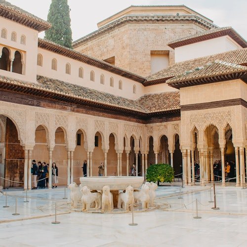 Alhambra y Palacios nazaríes: Tour guiado + Pase de ciudad