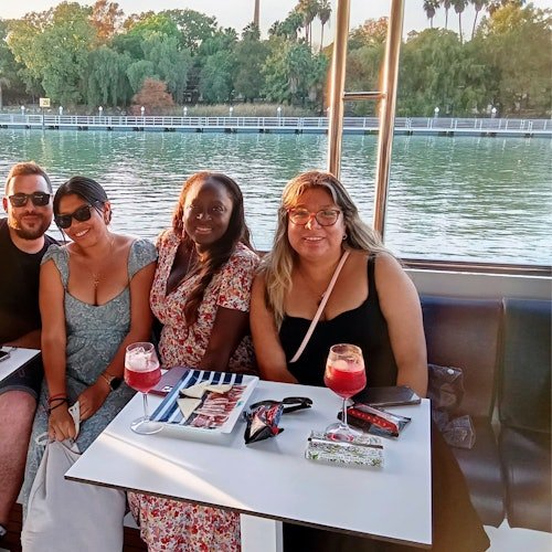 Sevilla: Crucero en barco con bebida y aperitivo