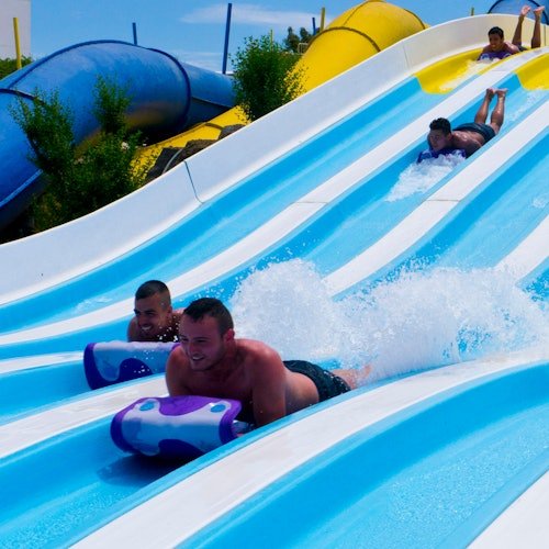 Parque acuático Aquavelis y diversión virtual
