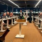 Sevilla: Paseo en barco + Comida o Cena de 5 platos + Bebidas ilimitadas