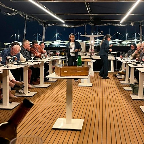 Sevilla: Paseo en barco + Comida o Cena de 5 platos + Bebidas ilimitadas
